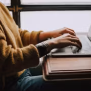 Человек работает на ноутбуке в кафе