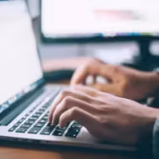 Человек работает за ноутбуком в офисе Microsoft запретила сотрудникам Claude Fable 5
