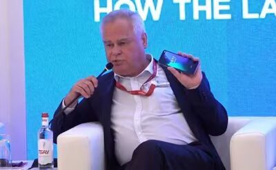 Мужчина держит смартфон для пилота от Лаборатория Касперского