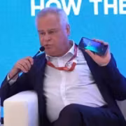 Мужчина держит смартфон для пилота от Лаборатория Касперского
