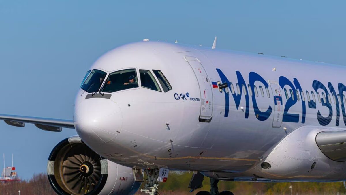 Самолет МС-21 в основном цвете белый