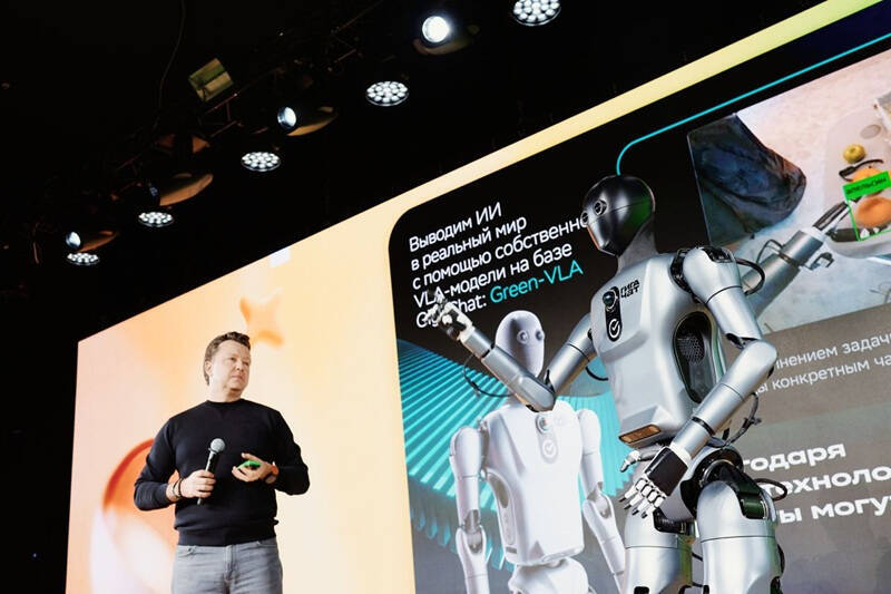 Роботы-гуманоиды SberRobotics на презентации обучения