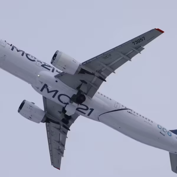 Самолет МС-21 в полете самолет МС-21