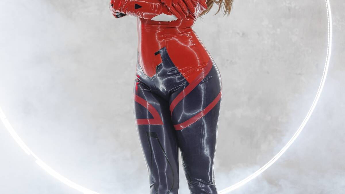 Модель в костюме Аски Лэнгли из Neon Genesis Evangelion