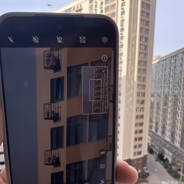 Смартфон Vivo X500 Ultra на фоне высоток в городе