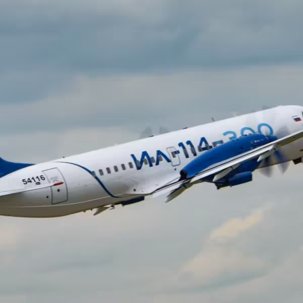 Боинг 737-800 самолет Ил-114-300 в небе