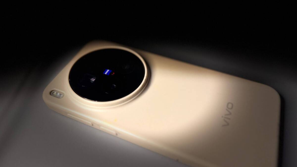 Вид камеры Vivo X500 на чёрном фоне