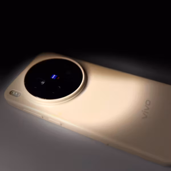 Вид камеры Vivo X500 на чёрном фоне