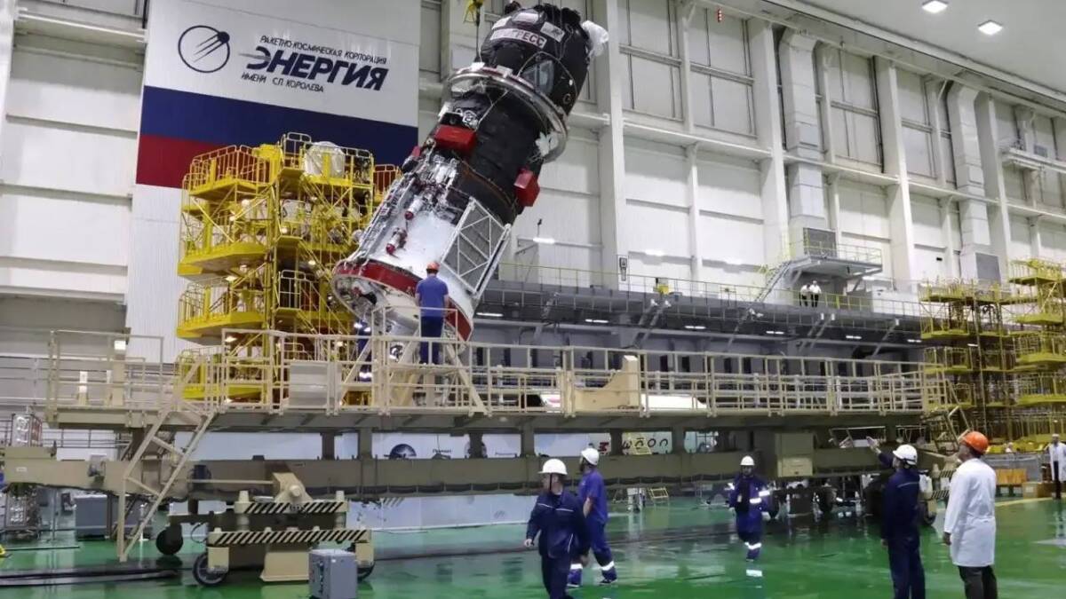 Грузовой корабль «Прогресс МС-36» на поворотной платформе