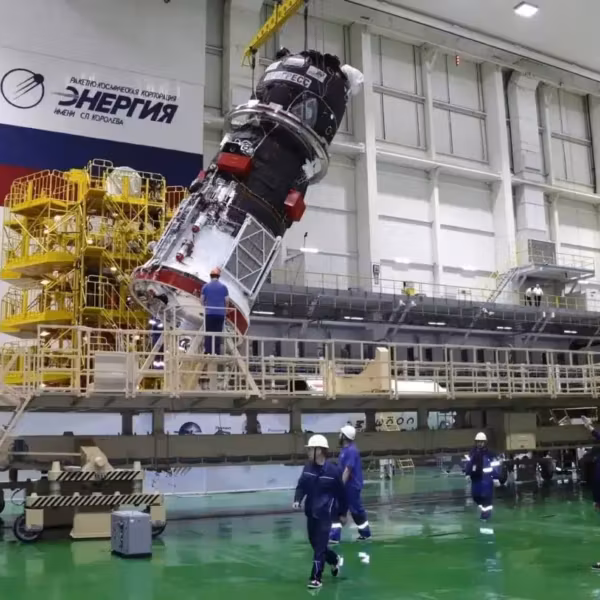 Грузовой корабль «Прогресс МС-36» на поворотной платформе