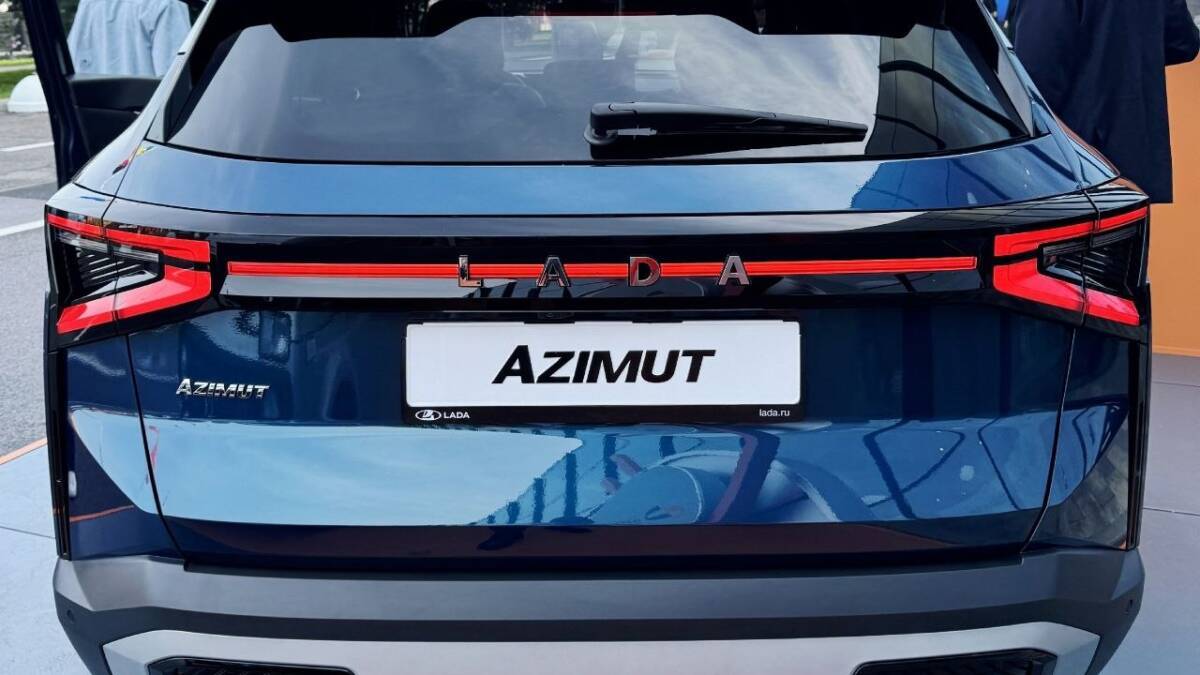 Задняя часть кроссовера Lada Azimut с логотипами