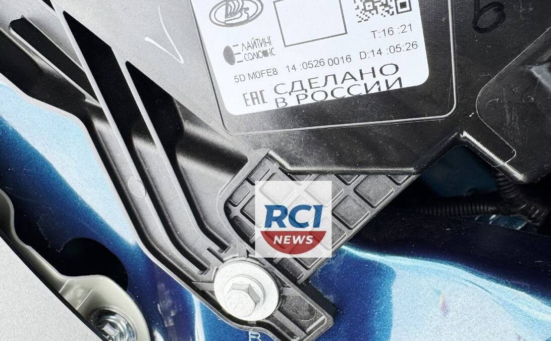 Информационная наклейка на блоке электроники Lada Azimut