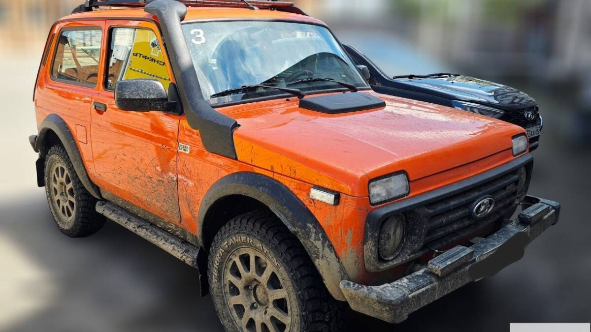 Прототип Lada Niva Sport Silk Way на автомобиле едет по дороге