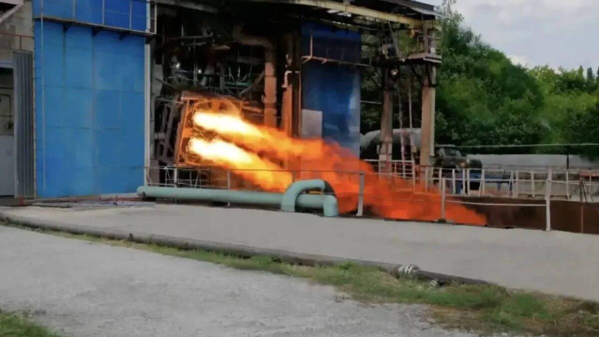 Пламя из двигателя РД-0124 на испытании Росрезотрона