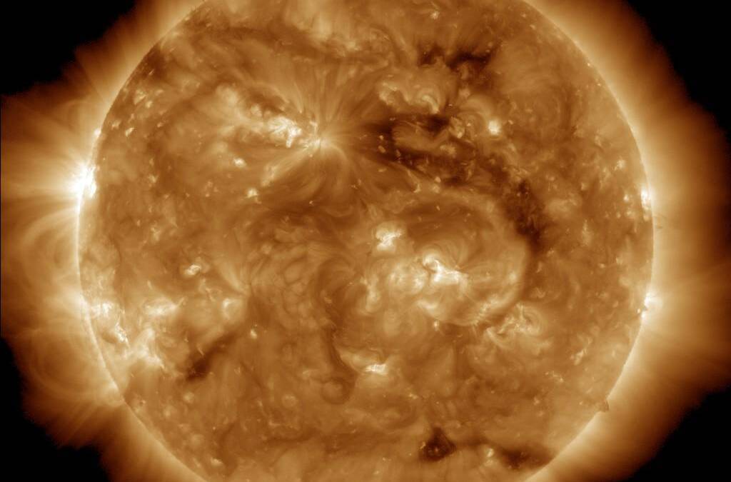 Солнце с солнечными пятнами и корональными выбросами