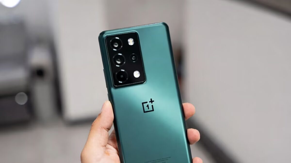 Задняя панель телефона OnePlus 16 с крупной камерой