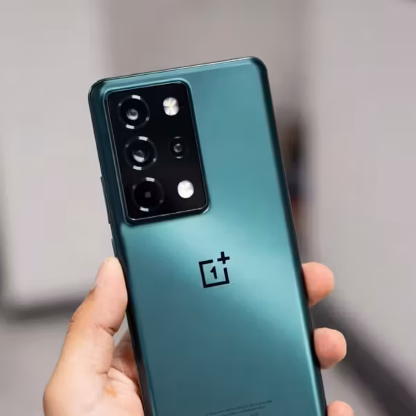 Задняя панель телефона OnePlus 16 с крупной камерой