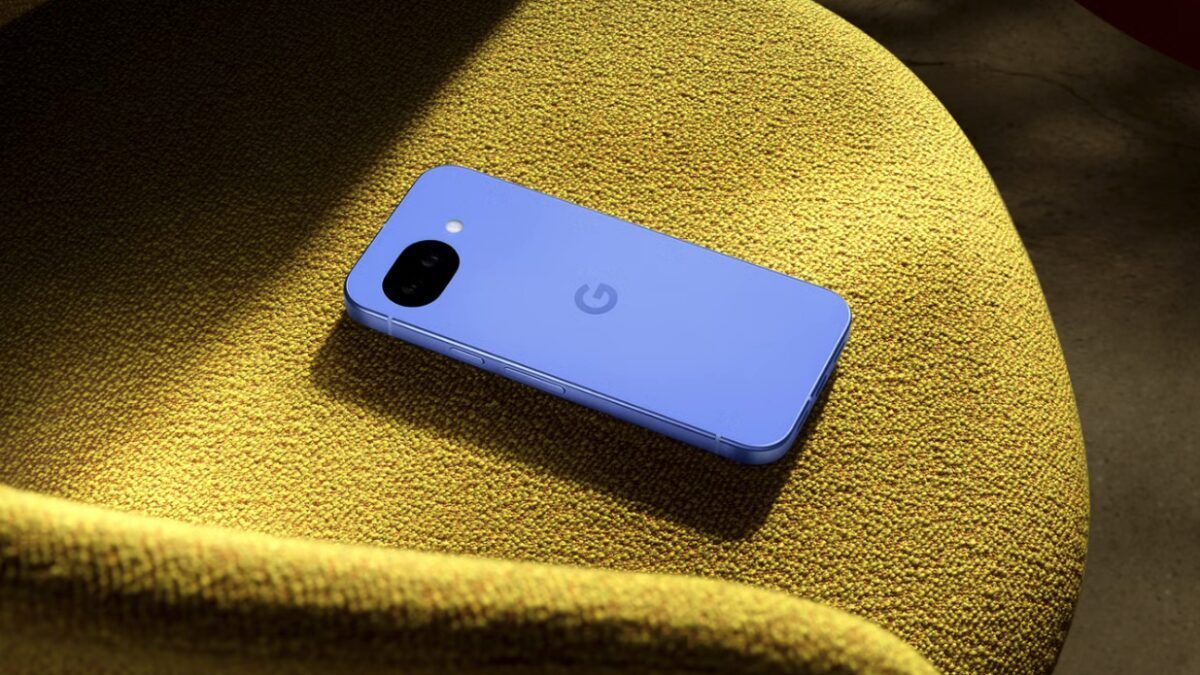 Смартфон Google Pixel на желтом кресле
