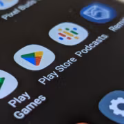 Экран смартфона с поиском приложений в Play Store