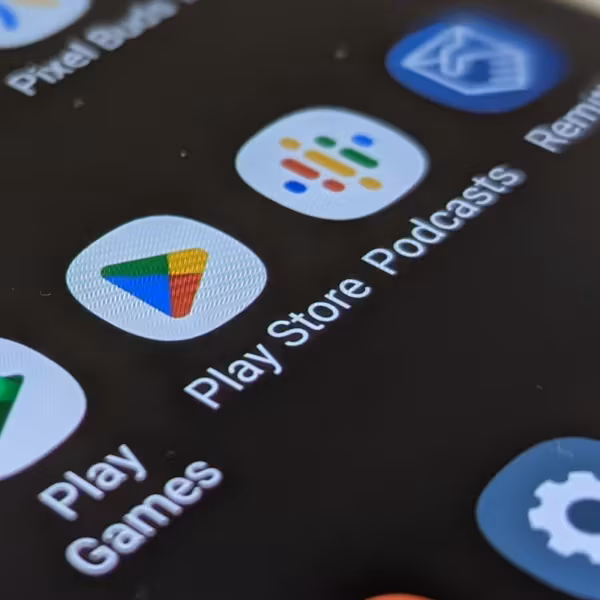 Экран смартфона с иконками приложений Google и Play Store