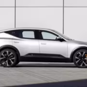 Электрический кроссовер Polestar с чёрными дисками