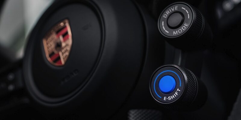 Руль Porsche Taycan с кнопками и логотипом