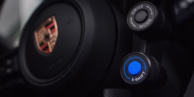 Руль Porsche Taycan с кнопками и логотипом
