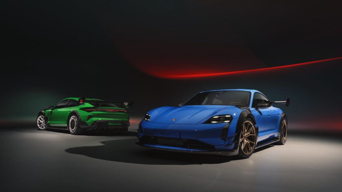 Две спортивные электромобили Porsche Taycan и новый синий Porsche Taycan