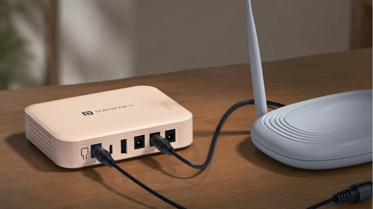 Мини-UPS Kinetics 8K Portronics подключены к Wi-Fi роутеру на деревянном столе