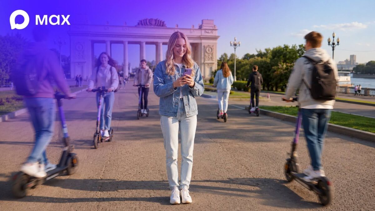 Девушка использует смартфон возле самокатов Max