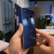 Человек держит смартфон Samsung Galaxy S26 Ultra с экраном в руке