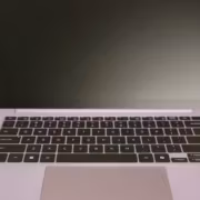ноутбук Lenovo ThinkPad на деревянном столе