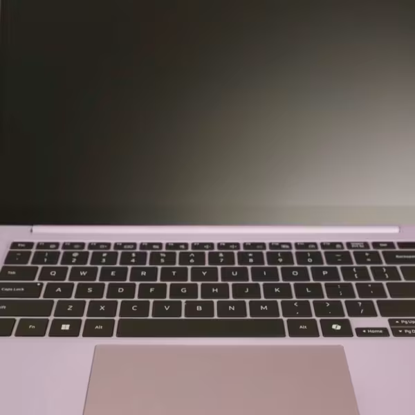ноутбук Lenovo ThinkPad на деревянном столе