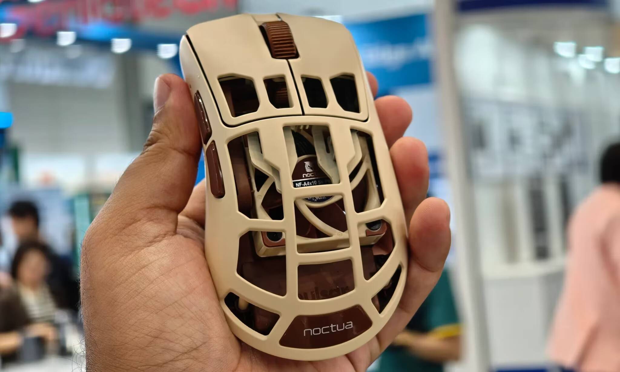 Computex 2026: самые необычные новинки выставки 4 рукой держится компьютерная мышь Noctua с конструкцией из пластика