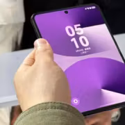 Смартфон Huawei с изогнутым широким экраном и камерой