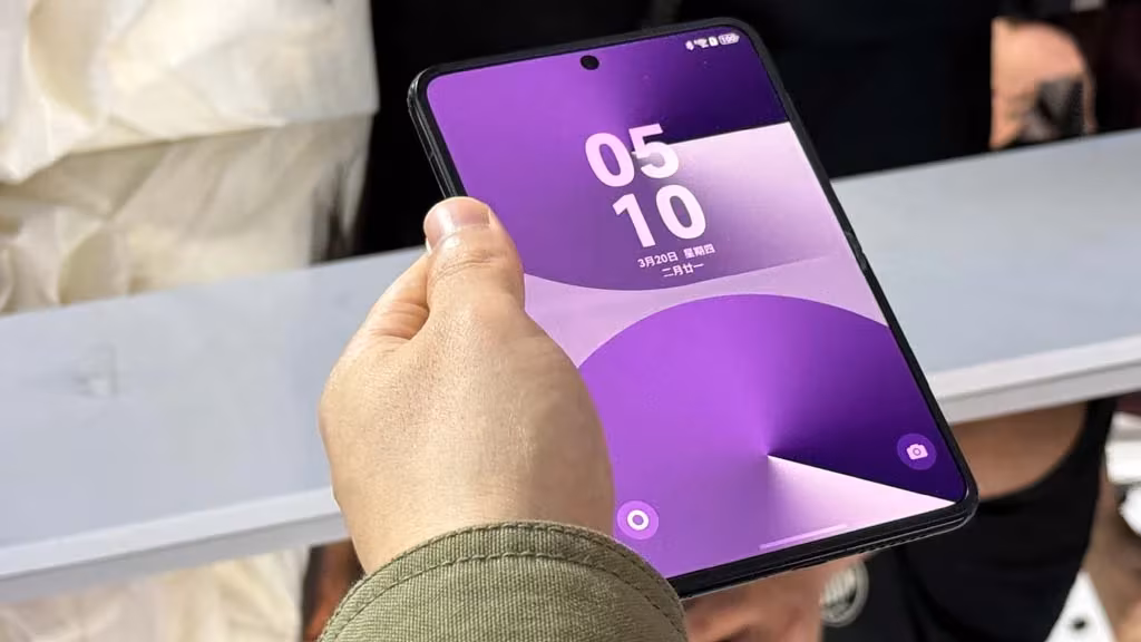 Смартфон Huawei с изогнутым широким экраном и камерой