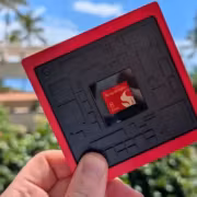 Микросхема Snapdragon 8 в рамке с черным фоном