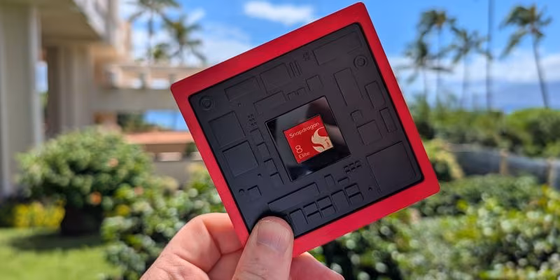 Микросхема Snapdragon 8 в рамке с черным фоном