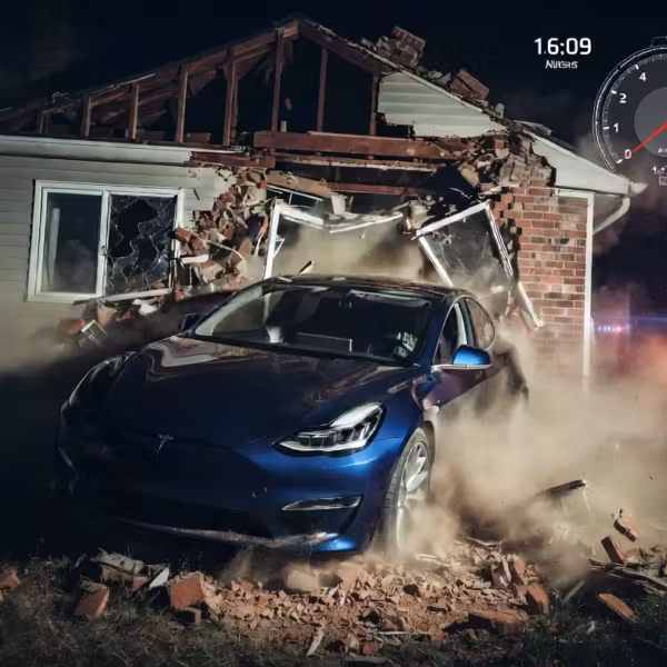 Tesla Model 3 врезается в дом после аварии с автопилотом FSD