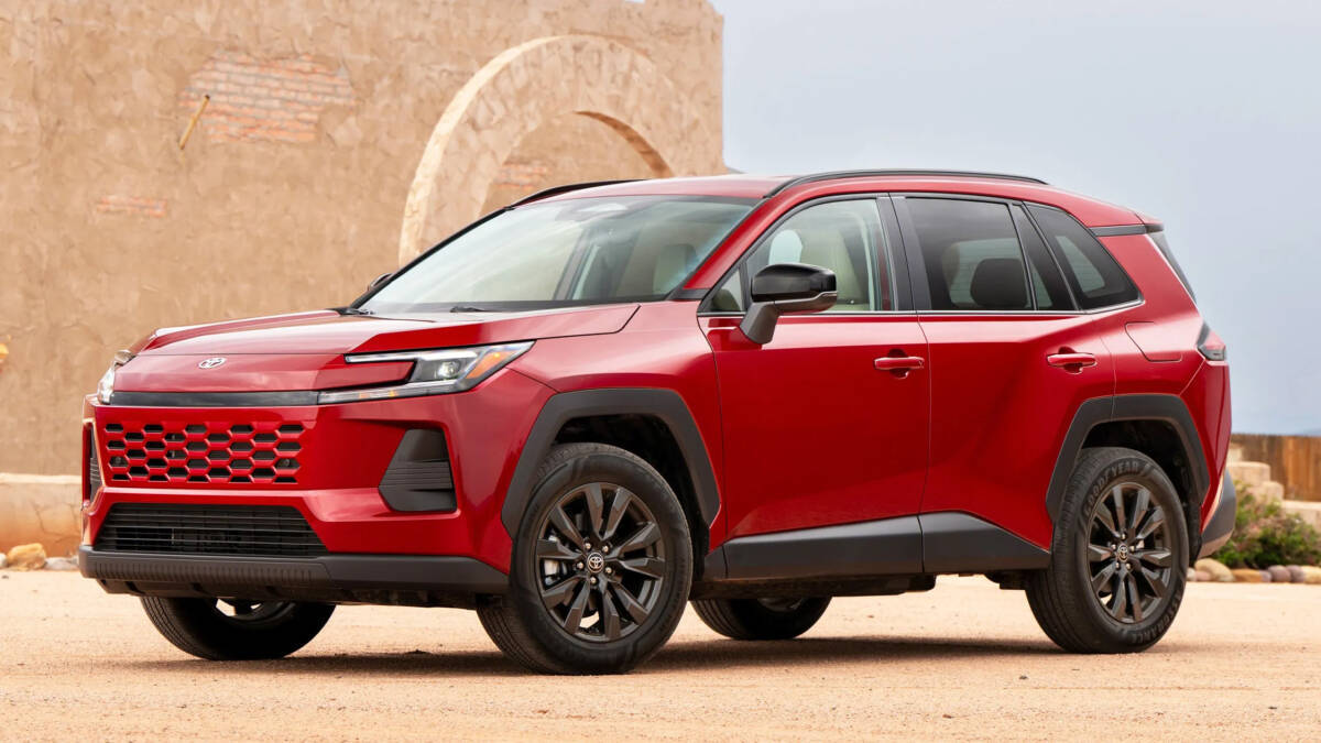 В США новый кроссовер Toyota RAV4 продают до поставки