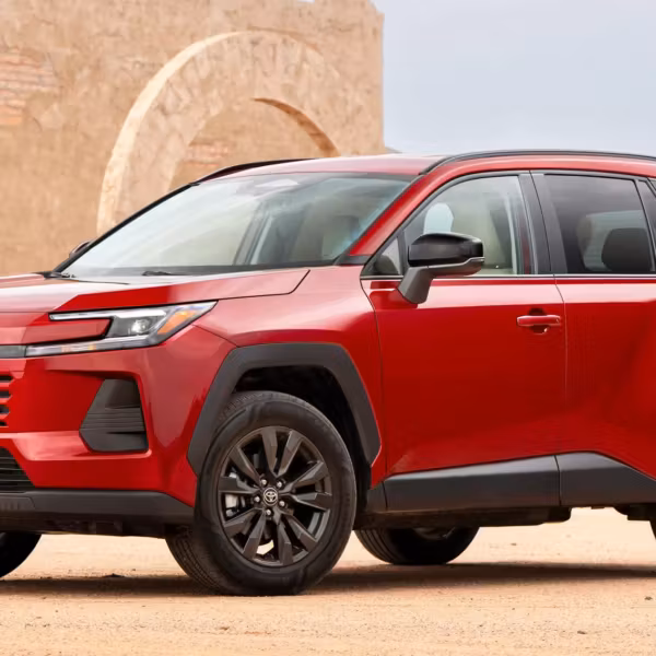 В США новый кроссовер Toyota RAV4 продают до поставки