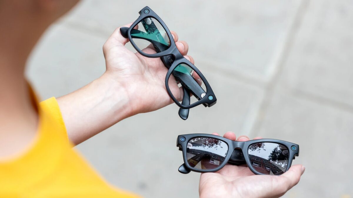 Мужчина держит две пары очков с объективами Ray-Ban
