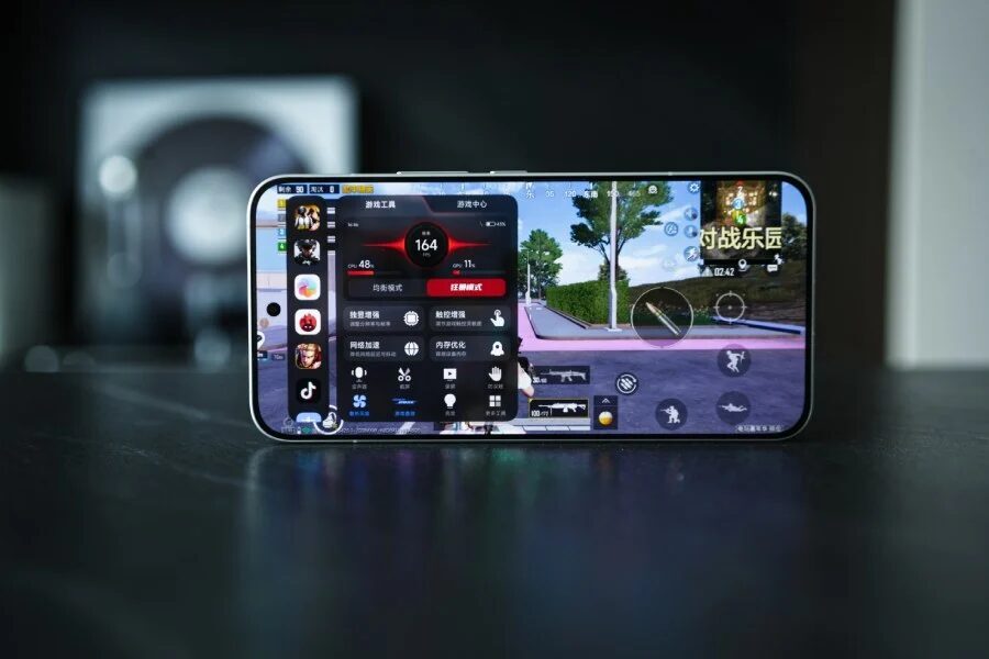 Игровой смартфон Redmi K90 Ultra в руке геймера