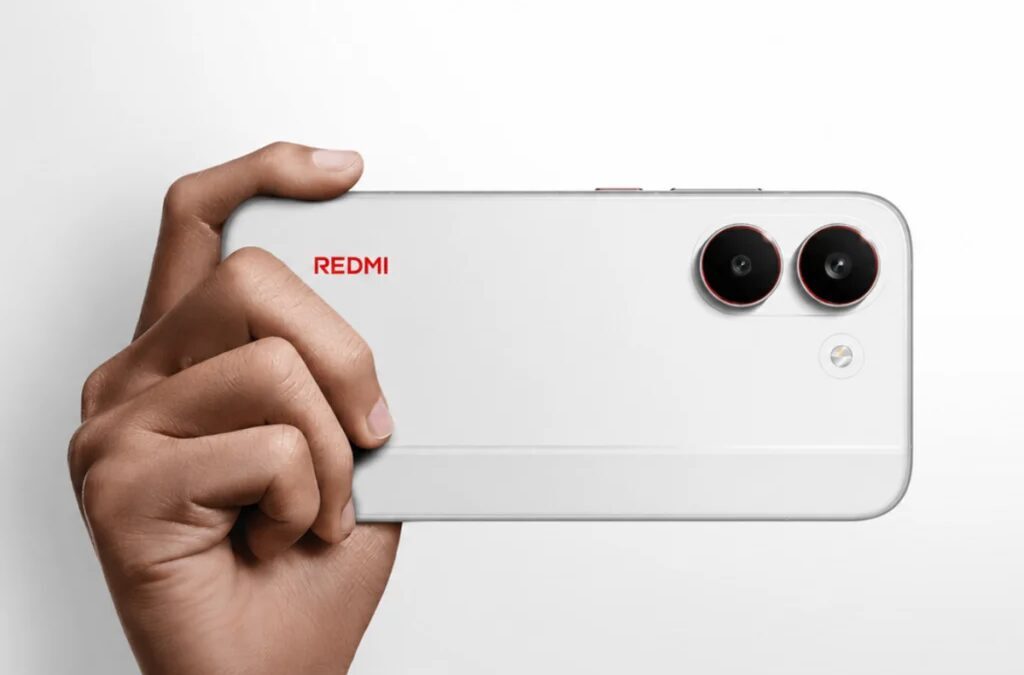 Ручка держащая белый смартфон Redmi Turbo 5 с двумя камерами
