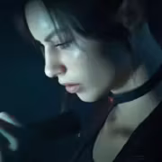 Крупный план женщины с микрофоном из Resident Evil Veronica