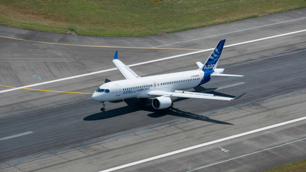 Самолёт Airbus A220-300 на взлёте Airbus A220