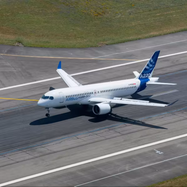 Самолёт Airbus A220-300 на взлёте Airbus A220