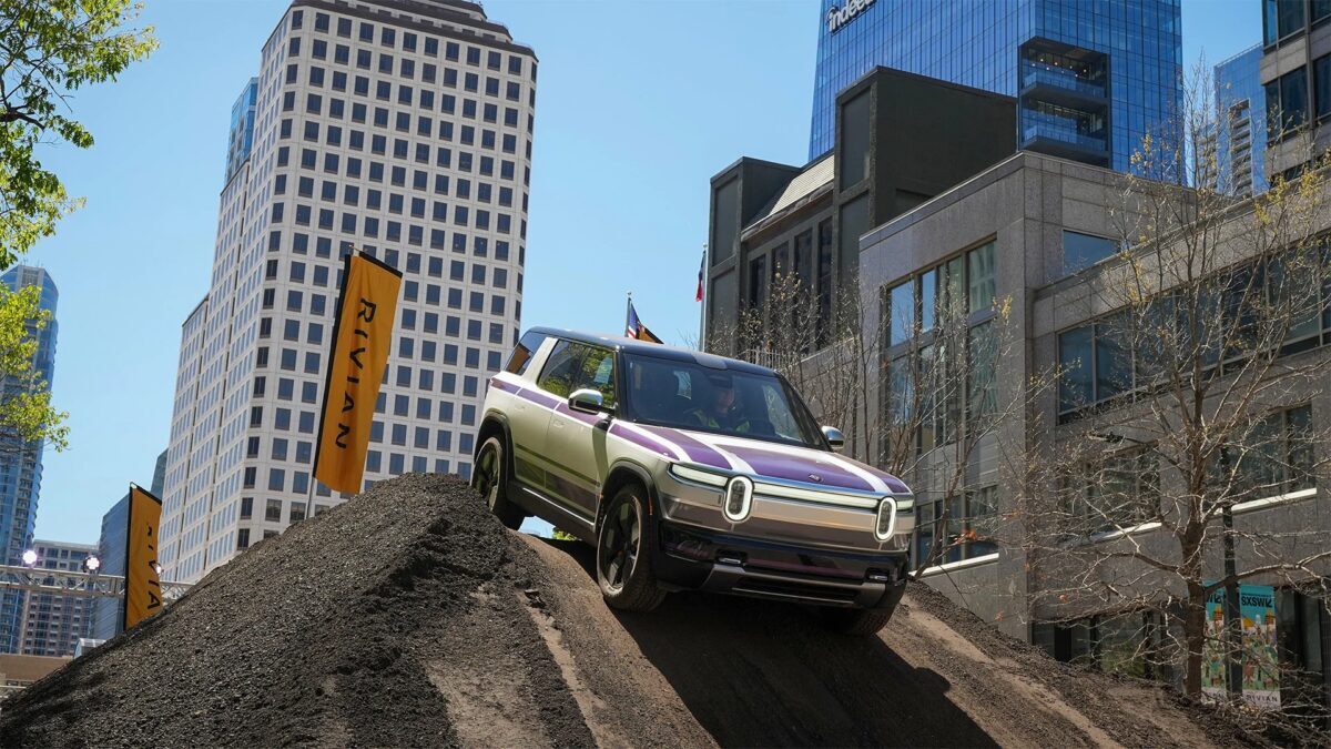 Rivian начала поставки кроссовера R2 в США