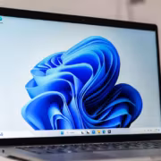 Ноутбук с экраном и рабочим столом Windows 11