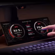 Монитор ASUS ROG Strix XG129C с системой мониторинга плейна. Экран с графиками частоты и температуры процессора и видеокарты